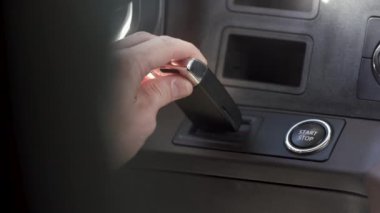 Rahat bir araba. Sahne. Ön koltukta ses kontrollü düğmeler ve diğerleri. Yüksek kalite 4k görüntü