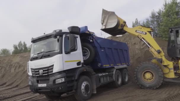 Tallinn Estland 2023 Scen Byggande Grävgrop Med Lastbilar Och Traktorer — Stockvideo