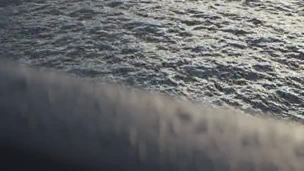 雨の橋と下から激しい川 アクション 海が下を流れている雨の天気 高品質の4K映像 — ストック動画