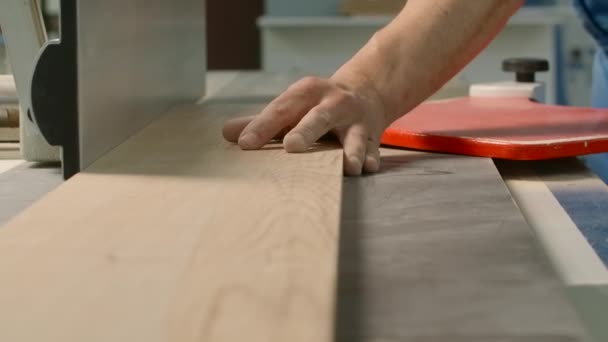 Řemeslník Vyřezává Dřevěné Desky Kreativní Speciální Dělník Pracující Nástroji Řezání — Stock video