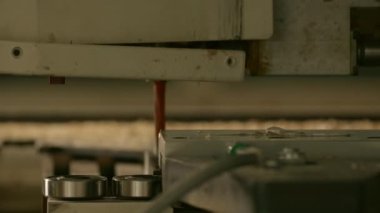 Yeni teknolojiler üzerinde çalışıyoruz. Yaratıcı. Çabucak çalışan tahta makinesine çivi çakmak. Yüksek kalite 4k görüntü