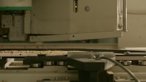Arbeit Einer Fabrik Kreativ Eine Arbeitsmaschine Zum Arbeiten Und Sägen — Stockvideo