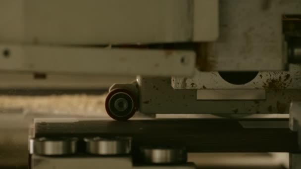 Sägewerkzeug Kreativ Eine Große Maschine Die Materialien Mit Großer Geschwindigkeit — Stockvideo