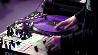 DJ uzaktan kumanda. - Sanat. Özel bir diskoda çabucak müzik yapan bir adam. Yüksek kalite 4k görüntü