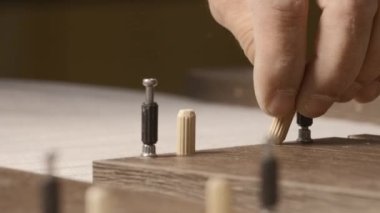 Tamir konsepti. Yaratıcı. Üniformalı bir adam dükkanları topluyor ve kapalı bir odada resim yapıyor. Yüksek kalite 4k görüntü