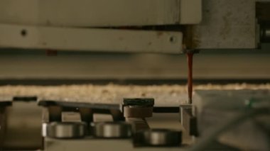 Yeni teknolojiler üzerinde çalışıyoruz. Yaratıcı. Çabucak çalışan tahta makinesine çivi çakmak. Yüksek kalite 4k görüntü