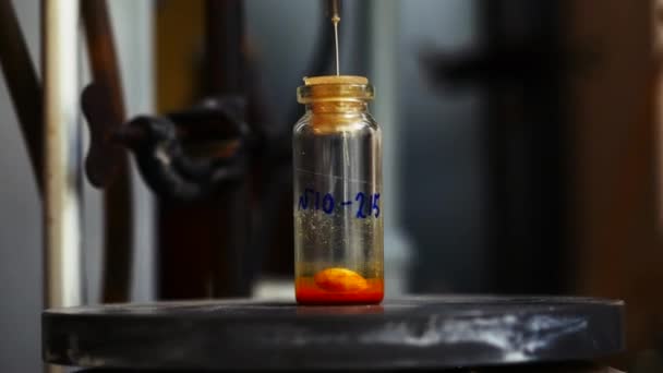 Dönen Parçacık Sıvıyla Laboratuvar Test Tüpü Stok Görüntüleri Kimya Laboratuvarında — Stok video