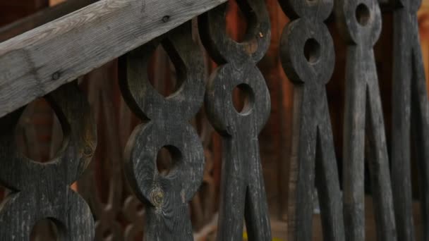 Βίντατζ Ξύλινα Κάγκελα Στη Βεράντα Του Σπιτιού Στικ Παλιά Ξύλινα — Αρχείο Βίντεο