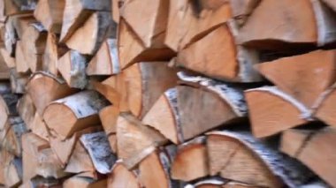 Yakacak odun deposuna yakın çekim. Medya. Kış için bir sürü yakacak odun. Köyde kış için yakacak odun var.. 