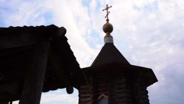 Kilisenin Antik Ahşap Mimarisi Medya Arkadaki Gökyüzünde Antik Kilisenin Ahşap — Stok video