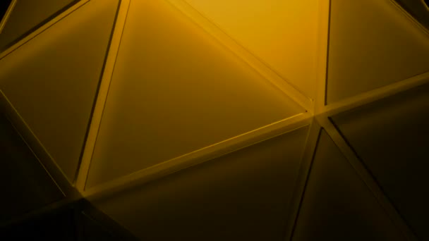 Вращение Трехмерной Фигуры Треугольными Частями Дизайн Фигура Вращается Пространстве Круглая — стоковое видео