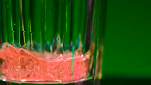 Primer Plano Vidrio Transparente Con Soda Bebida Alcohólica Clip Stock — Vídeos de Stock