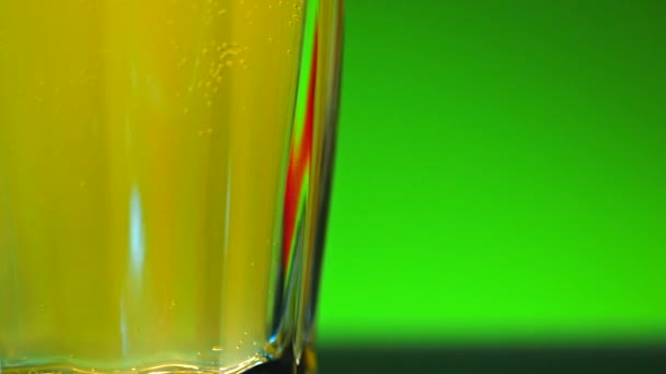 Bebida Alcohol Amarillo Dentro Vidrio Transparente Clip Stock Concepto Noche — Vídeos de Stock
