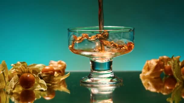 Złota Whisky Wlewająca Się Szklanki Stojącej Szklanej Powierzchni Odblaskowej Spinacz — Wideo stockowe