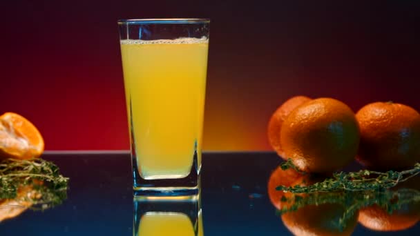 Elegante Alcoholische Cocktail Een Bar Met Sinaasappels Rozemarijn Een Magazijn — Stockvideo