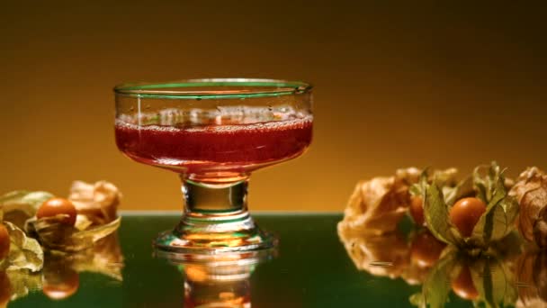 Złota Whisky Wlewająca Się Szklanki Stojącej Szklanej Powierzchni Odblaskowej Spinacz — Wideo stockowe