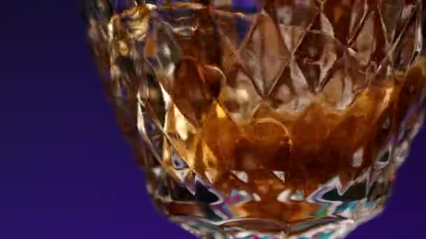 グラスでチェリービールを閉じる ストッククリップ アルコール赤いフルーツドリンク カラフルな壁の背景のサイダー — ストック動画
