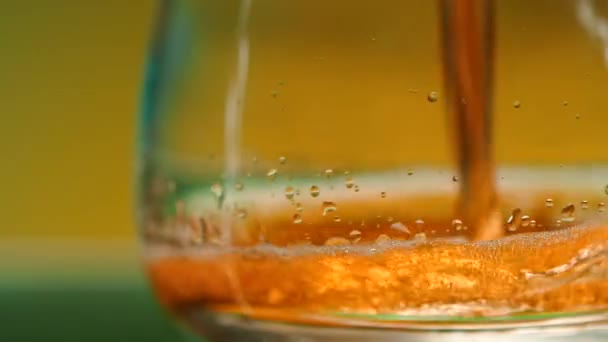 Whiskey Brandy Lub Koniak Wlewający Się Szkła Spinacz Zbliżenie Przezroczystego — Wideo stockowe