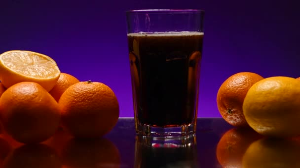 Granatapfelsaft Ein Glas Auf Violettem Wandhintergrund Gießen Aktienclip Konzept Der — Stockvideo