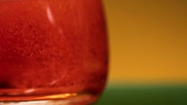 Viski, konyak ya da konyak bardağa dökülüyor. Borsa klipsi. Şeffaf cam ve alkollü içecekleri kapatın.