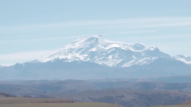 云雾笼罩在多石的雪山背景上 山脚下的黄谷 — 图库视频影像