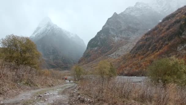 Randonneurs Marchant Long Sentier Près Des Paysages Automne Créatif Explorer — Video
