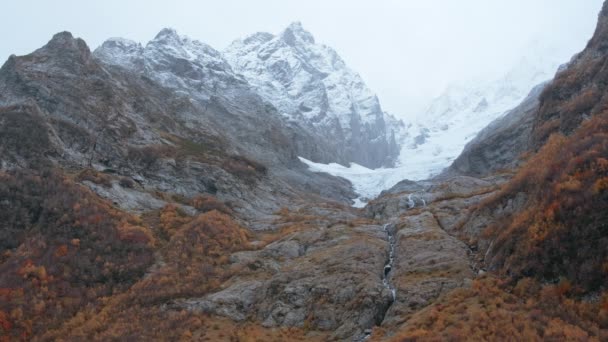 Atemberaubende Herbstliche Berglandschaft Mit Welkem Gras Kreativ Schnee Auf Berggipfel — Stockvideo