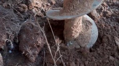 Toprak Delme Makinesi. Şarjör. Kuyu ya da madencilik için toprak sondajı. Sondaj makinesi matkabı döndürür.. 