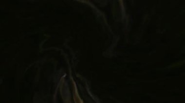 Siyah arka planda parlayan enerji girdabı tüneli. Hareket. Görünüyor ve kayboluyor. Dönüyor. 