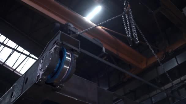 工厂悬架上的金属结构 在工厂装有承重锚的悬挂系统 工厂重型结构的自动移动 — 图库视频影像
