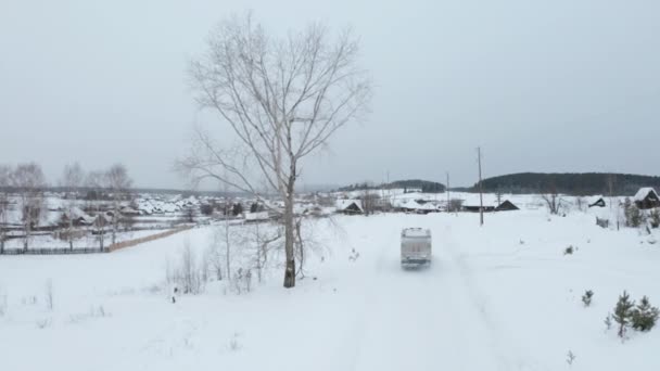 Kışın Köydeki Iyi Kamyon Manzarası Şarjör Kamyon Bulutlu Kış Gününde — Stok video