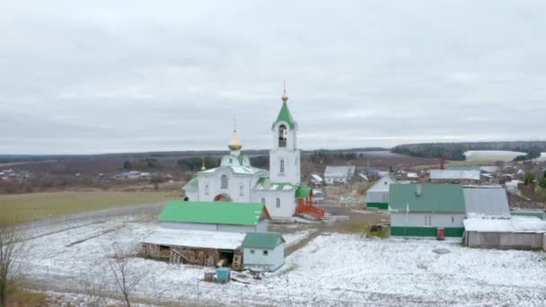 Bovenaanzicht Prachtige Kerk Winterdorp Een Knip Prachtige Witte Kerk Met — Stockvideo