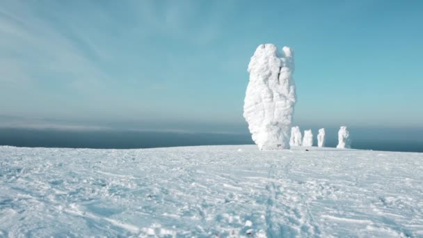 Landschaft Der Hochebene Mit Schneebedeckten Steinsäulen Clip Hügel Mit Steinsäulen — Stockvideo