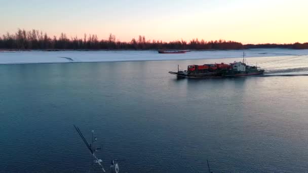 Άποψη Φορτηγού Σκάφους Που Επιπλέει Στο Ποτάμι Χειμώνα Κλιπ Σκάφος — Αρχείο Βίντεο