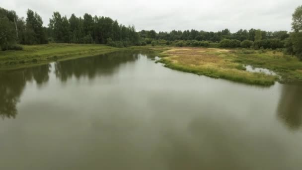 Letní Klidná Krajina Bez Lidí Záběry Skladu Zelené Pozadí Jezerem — Stock video
