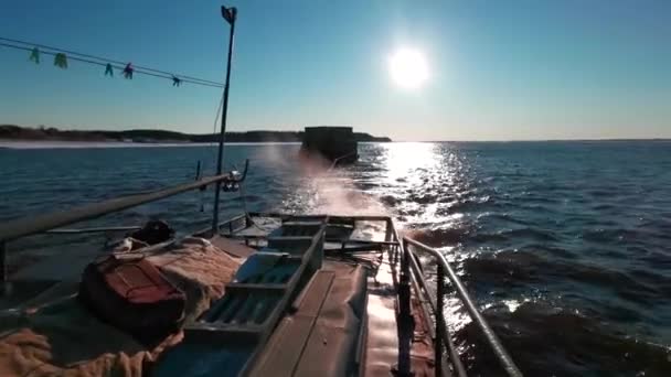 在阳光灿烂的日子里 从小船上观看 船在明亮的阳光下拖着驳船 晴天用驳船海运 — 图库视频影像