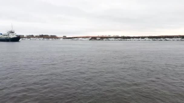 有驳船的海运 冬季用浮式驳船在河上运送货物 多云的冬日 江上的驳船 — 图库视频影像