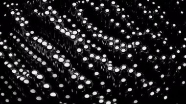 Siyah arka planda beyaz ve kırmızı lambalar. Tasarım. Hareketlerle soyutlanan parlayan ampuller. Yüksek kalite 4k görüntü