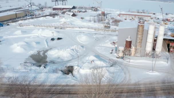 Kışın Nehirden Nehre Küçük Fabrika Manzarası Şarjör Güneşli Kış Gününde — Stok video