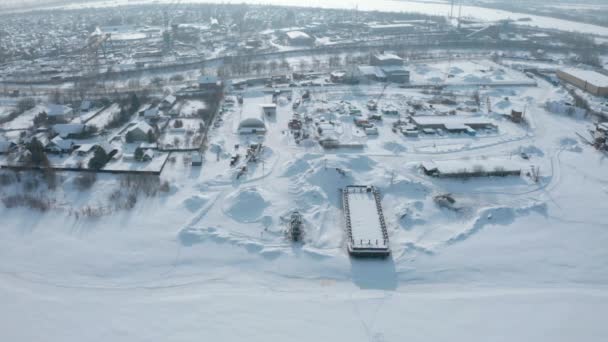 Ipari Város Folyóparton Télen Csípés Top Kilátás Városra Tengeri Iparral — Stock videók
