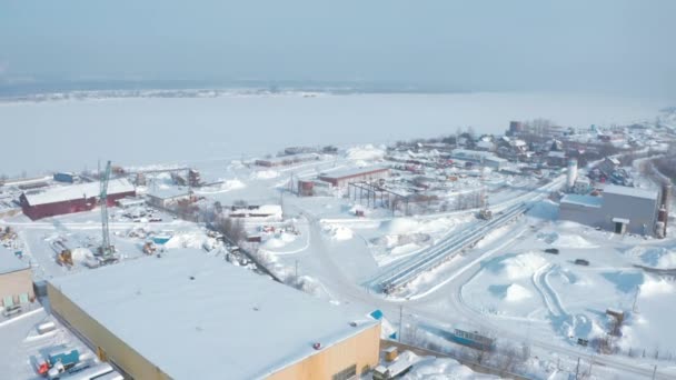 Industristad Vid Flodbanken Vintern Klipp Ovanifrån Staden Med Marin Industri — Stockvideo
