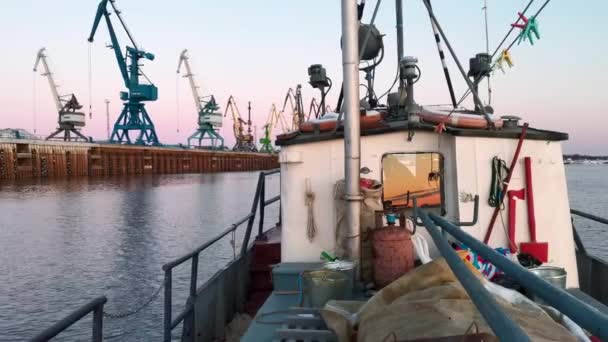 Barca Naviga Sulla Costa Industriale Clip Barca Carico Salpa Porto — Video Stock