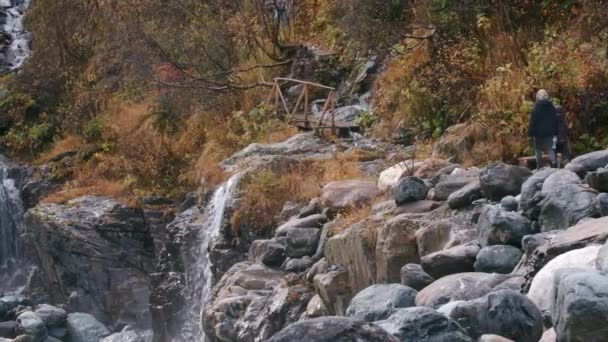 Woda Przepływająca Między Skałami Lesie Kreatywny Górski Strumień Spływający Kamieni — Wideo stockowe