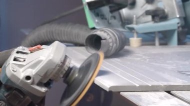 Diskli işçi parlatma tahtası. Yaratıcı. Yüzeyleri cilalamak için diski olan makineye yakın çekim. Marangoz tahtayı ya da fayansı parlatır. 