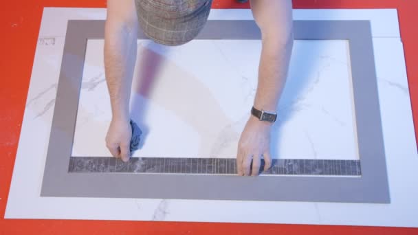 Trabalhador Conecta Azulejo Padrão Criativa Homem Conecta Detalhes Placas Quadradas — Vídeo de Stock
