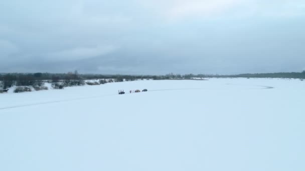 汽车在冰封的小径上 在白雪覆盖的湖面上 冬季雪白风景的空中景观及赛前准备工作 — 图库视频影像