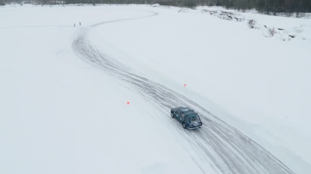 アイストラックに滑走するレーシングカーのスローモーション クリップ 冬のドリフトと極端なスポーツのコンセプト — ストック動画