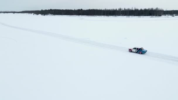 Вид Воздуха Гоночный Автомобиль Быстро Движущийся Снежной Пустыне Клип Концепция — стоковое видео