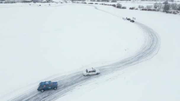 Vista Aérea Los Coches Deriva Nieve Cubierta Carretera Clip Carrera — Vídeo de stock