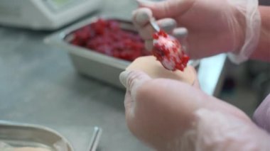 Kadın elleri kıymalı hamur tatlısı yapar. Şarjör. Çabucak ve ustalıkla domuz etli börek pişirmek.